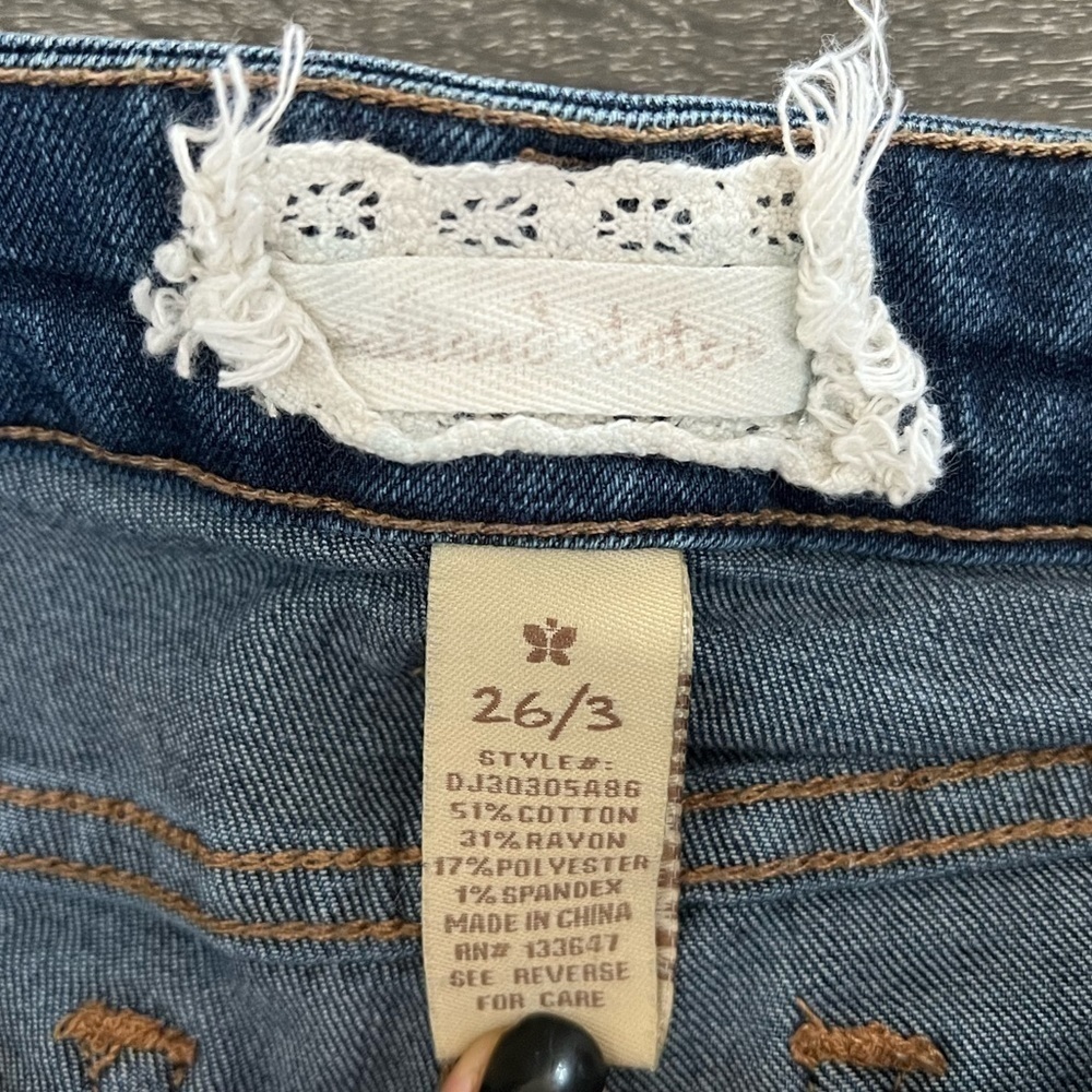 Altar’d State Denim cut off shorts, size 26/3 - Picture 3 of 8